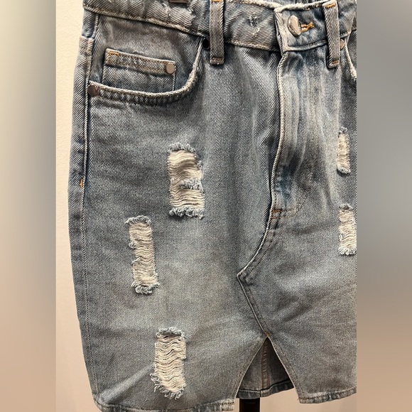H&M Denim mini skirt. Medium wash. Size 6 - Picture 4 of 10